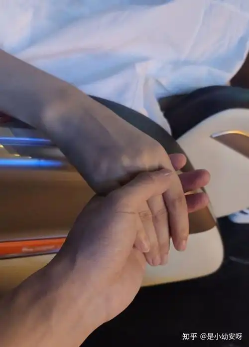 我在重庆万州山咔咔咱俩都学医,我俩聊了个把多月,奔现后牵手成功