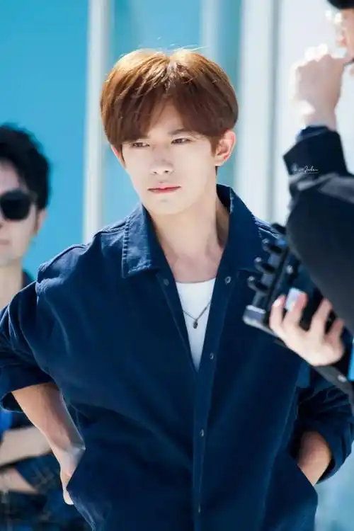 新鲜的阿玛尼代言人易烊千玺好精致