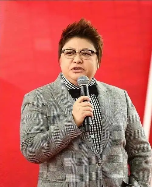 "骗"了我们30年,韩红父亲竟是家喻户晓的他,怪不得不敢得罪