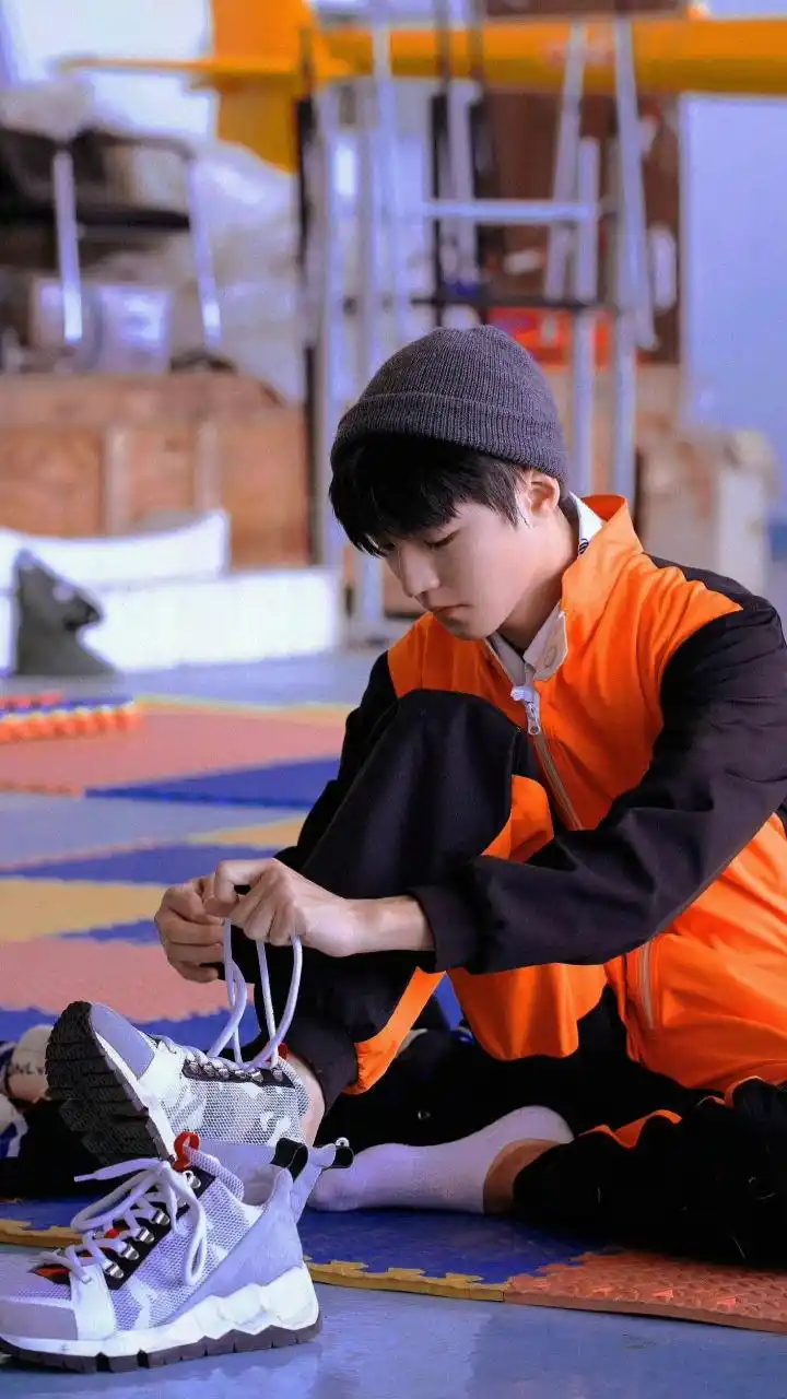 王俊凯最新行程,一袭长款黑色大衣,搭配毛线帽帅气出现  王俊凯最新