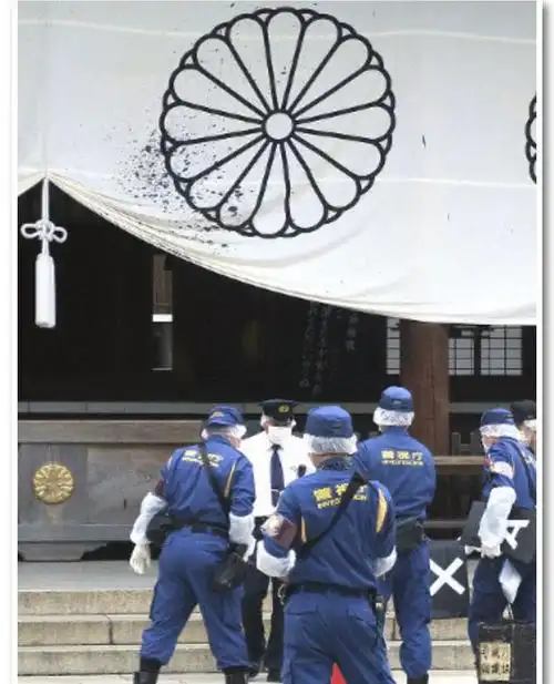 靖国神社被泼墨日本警方逮捕了一名中国男子