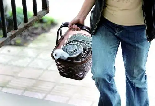 中高三校区的三间功能教室因此成了食堂,每天中午有近200名家长来送饭