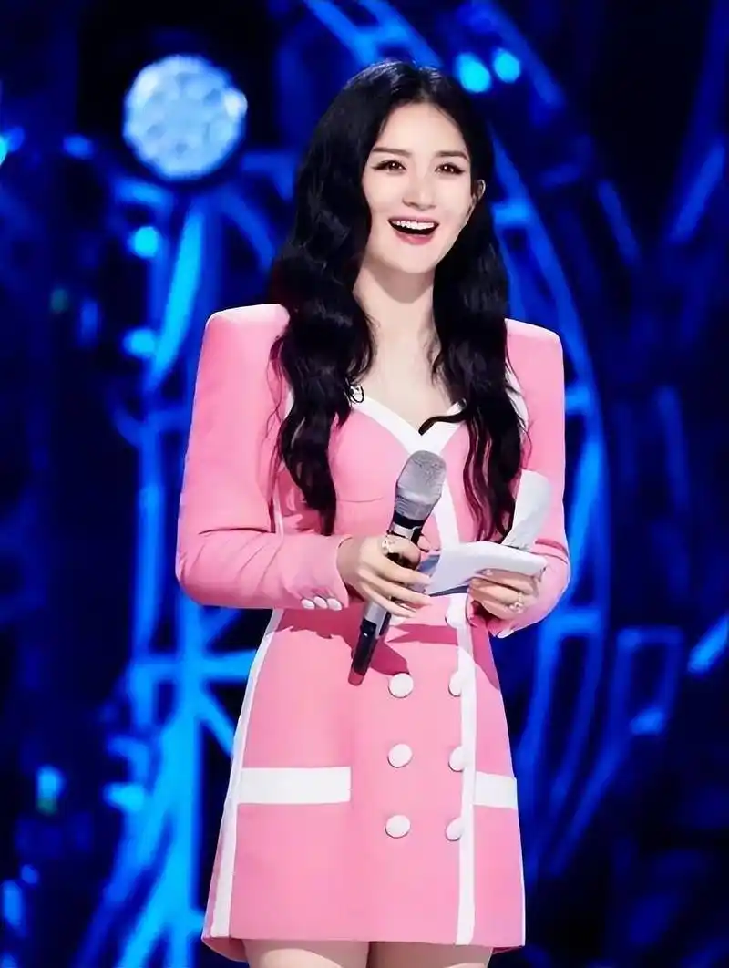 卷时尚穿搭技巧(一)谢娜的这次亮相不仅是她个人形象的一次成功转变