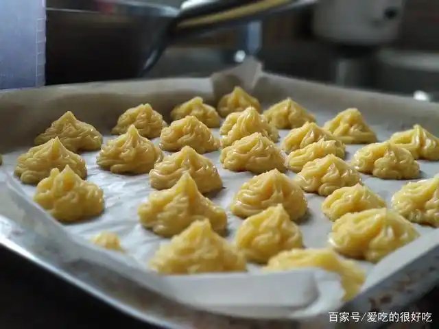 烤盘上铺油纸,一坨坨的挤面糊.(油纸也可以用锡纸代替,多刷些油)