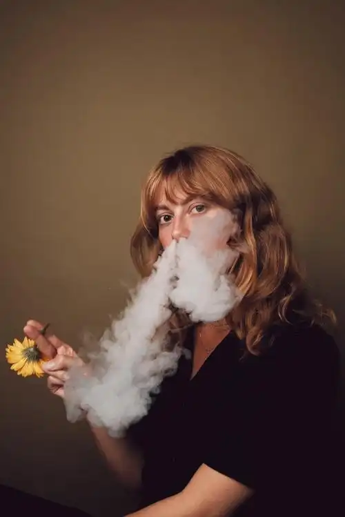 鼻孔喷烟的美女图片