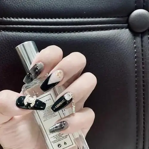 简约又耐看的欧美风美甲!太酷了!
