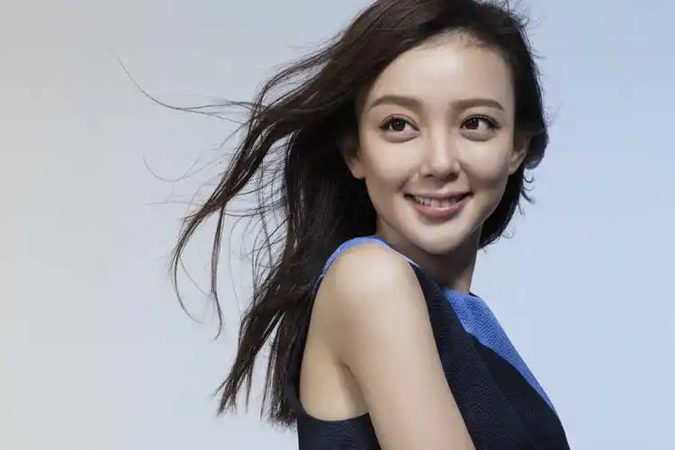 汪小敏晒《三国机密》片场照 透露期待古装戏