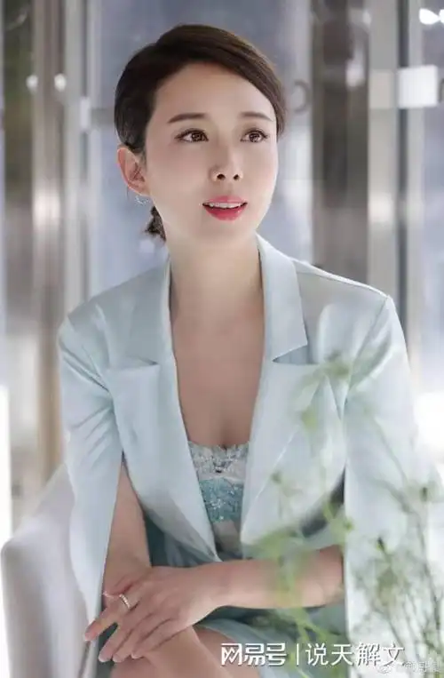 颜丹晨不愧被誉为最美嫦娥如今到了中年仍风采依旧