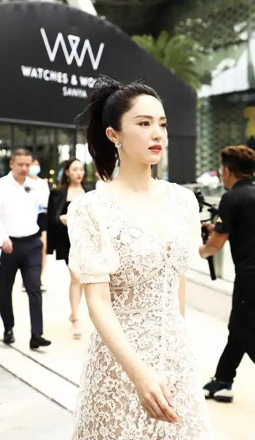 董璇三亚出席活动白色蕾丝裙美如女神离婚后状态开挂