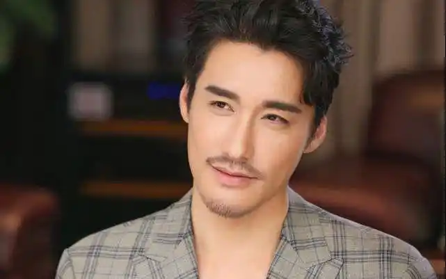 之后便是胡兵个人的展示时间,从年轻到现在,展现了