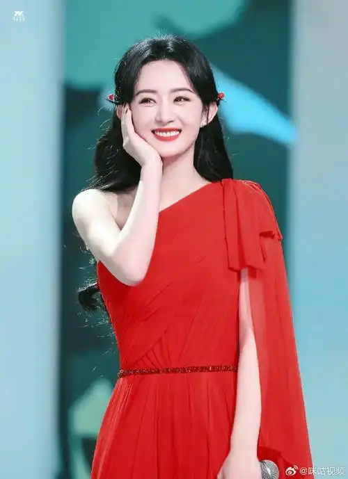 来看@赵丽颖的红色衣服合集96期待新电影《第二十条》,大年初一一