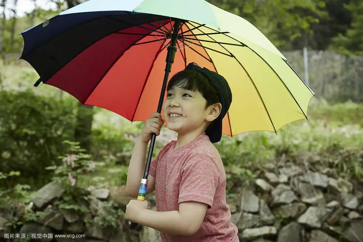 小男孩在户外撑着伞