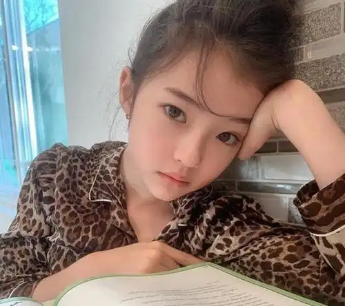 12岁童模成熟照引热议性感的身材才好看女孩审美观被妈毁