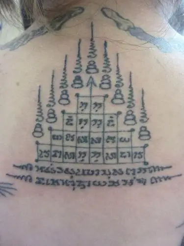 九塔信运符,这个纹身意义是:佛祖眷顾的九塔状佛经,特别的辟佑,保护