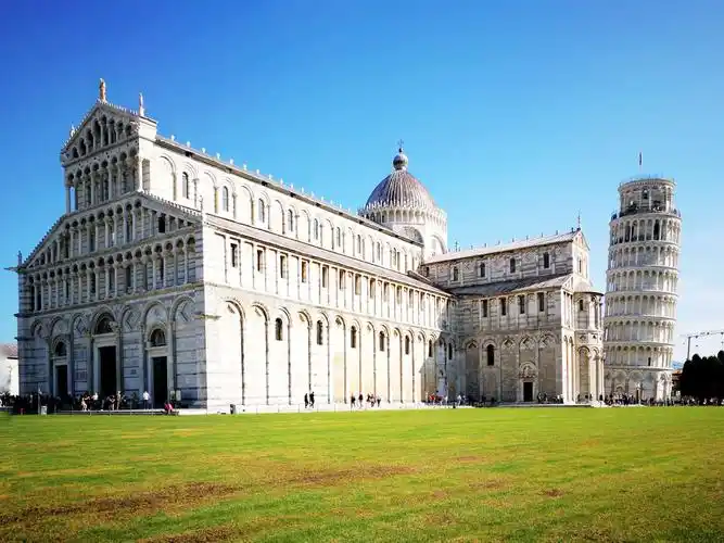 比萨大教堂是意大利罗马式教堂建筑的典型代表.