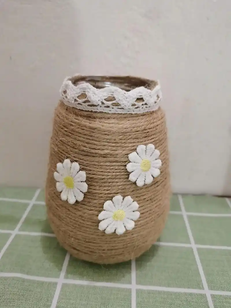 变废为宝昨天收拾宿舍想扔的玻璃瓶做成了花瓶