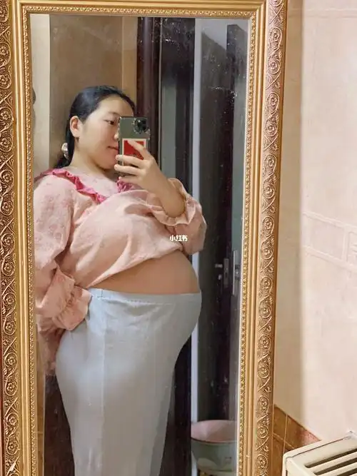 孕肚大圆有妊娠线,肚脐平,b超胎心150左右,头大,未提前发动,40周 6天