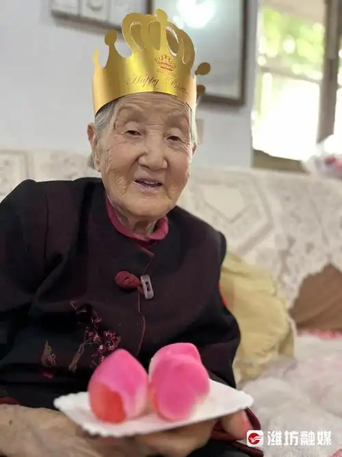 幸福之城长寿老人100岁老人李文桂我还有享不完的福