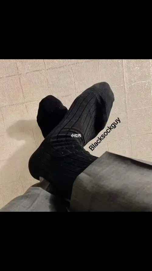 黑袜子黑皮鞋的穿搭