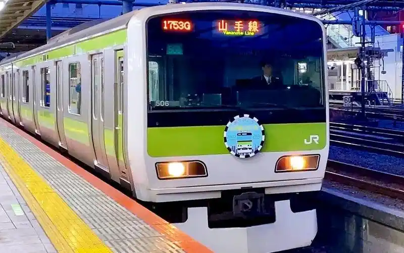 引退秒読み山手线e231系にありがとうヘッドマーク