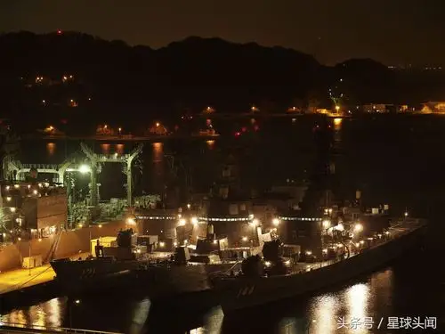 日本军港夜晚舰群通火灯明美不胜收战备意识强