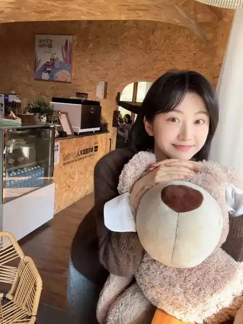 36岁景甜素颜照差点没认出单身生活过的很充实