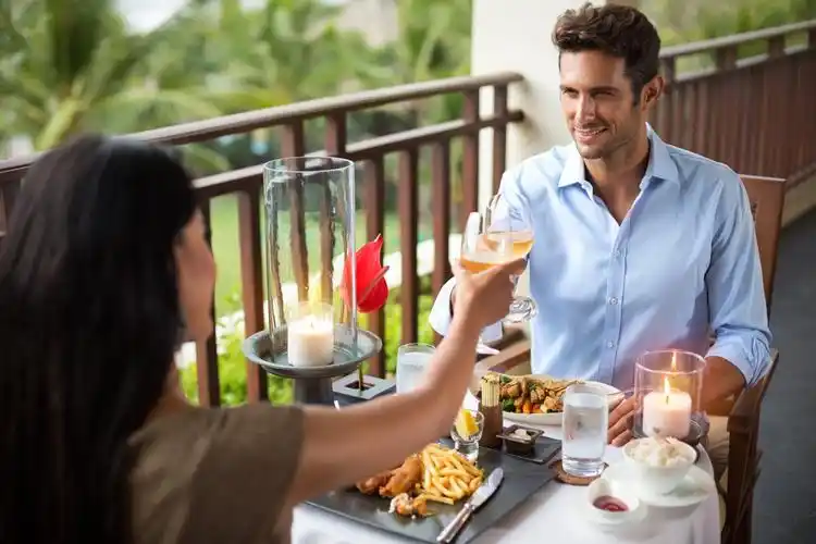 进行烛光晚餐的甜蜜情侣图片