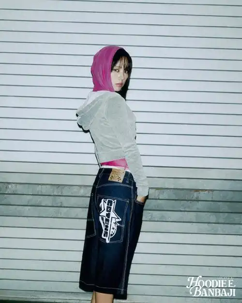 李孝利能否再次带起新流行,新曲概念照公开,感性街头造型引关注-腾讯