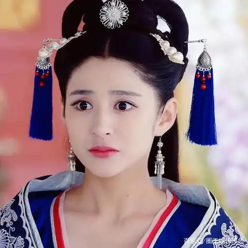 让亲妈出镜证明零整容的j女郎李心艾如今这脸有点僵