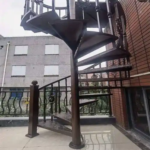 户外铝合金旋转楼梯的优势特点包括_别墅_材料_人员