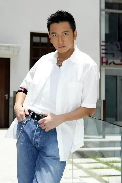 温兆伦,这个男人,是一个特别的存在,最早对他的印象,是《义不容情》