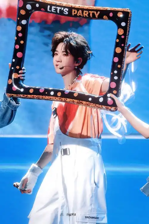 贺峻霖 梦蝶破笼##贺峻霖亮片眼妆##时代少年团叁重楼暨出道四周年