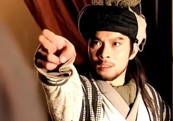 11月11日,黄日华在足球场上使出"香港脚",遭到网友的强烈谴责.