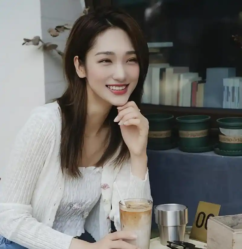 tfboys十周年演唱会主持人蓝羽走红,机智救场,不愧为董卿接班人