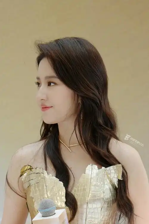 刘亦菲把黄玫瑰穿身上了##刘亦菲海南plog