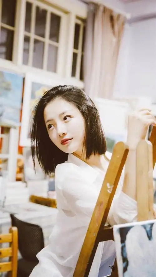 短发气质美女写真