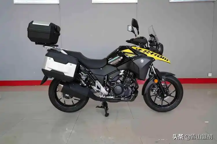 豪爵铃木dl250 双缸水冷搭配了一个17 3升的油箱,满足