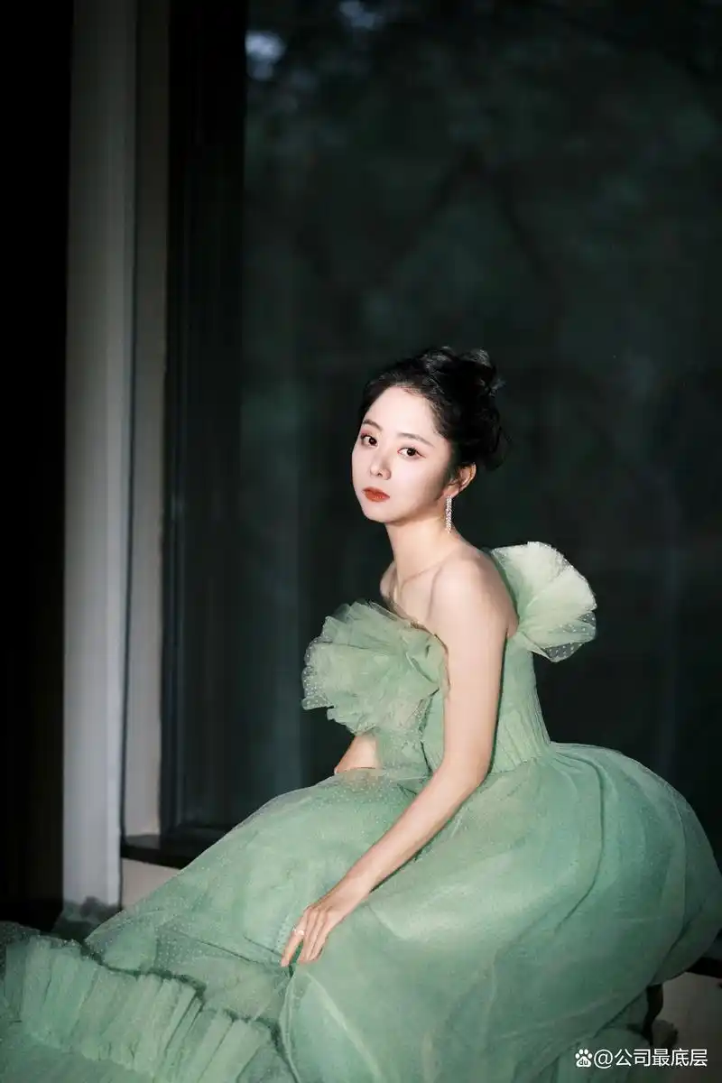 谭松韵金鹰奖造型,一袭薄荷绿薄纱礼裙,灵动多姿,飘逸出尘