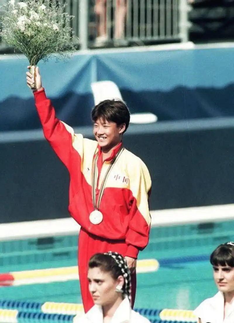 练了两年后,伏明霞第一次站到了全国性的比赛现场,以女子10米跳台第五