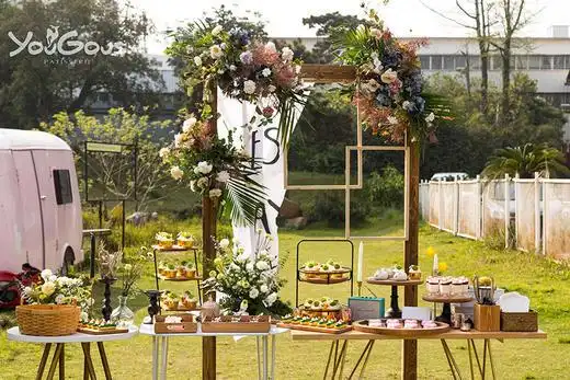 户外草地婚礼甜品台