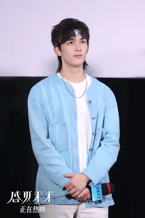张子枫吴磊手绘小太阳盛夏未来首映礼分享真实青春点亮未来