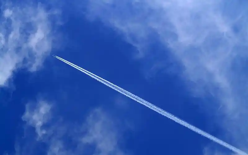 飞机划破天空的一刹那高清风景摄影图片