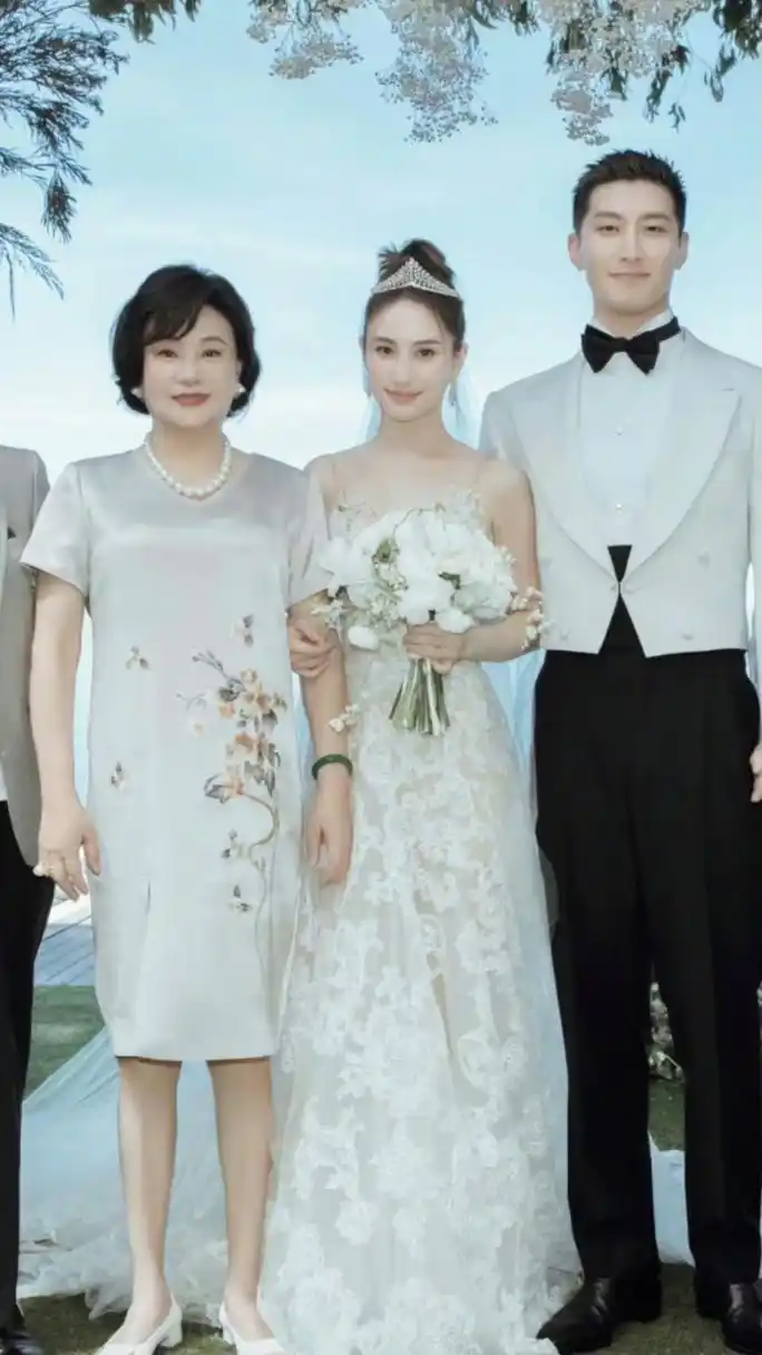 何超欣否认与何超莲不和传闻  起因是前段时间有记者去采访四太千金何