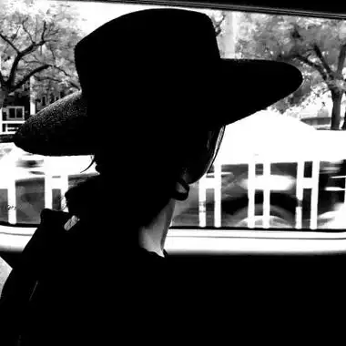 欧美女生头像黑白高冷霸气 哭都哭了就不要再难过了