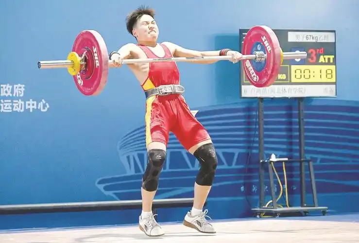 5月13日,运动员在河北省第十六届运动会(举重项目)男子举重比赛中.