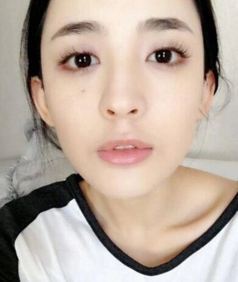 首先看古力娜扎化妆的照片