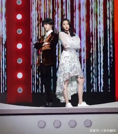 伴舞穿高跟鞋关晓彤却不,换运动鞋和华晨宇跳舞,兄妹情一目了然