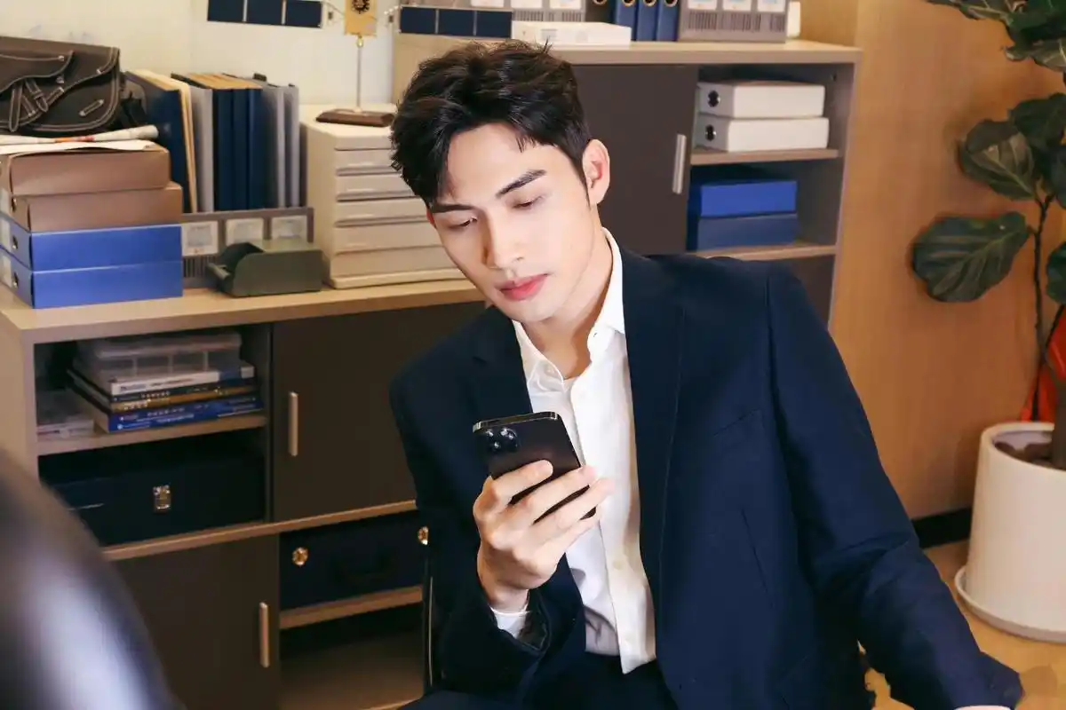 张彬彬《三分野》花絮照来袭黑色西装造型太帅啦,今晚18点准时和徐燕