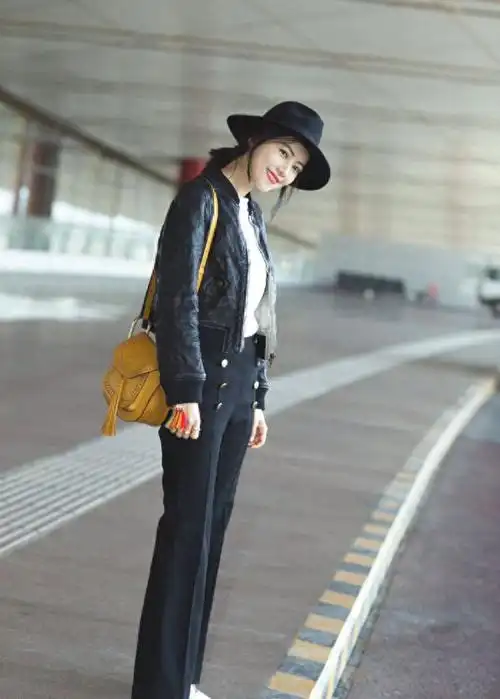 高圆圆终于换风格一身黑造型搭配棕色挎包走机场照样穿时髦爆