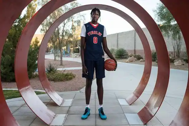 另一位是nba第一长人马努特·波尔之子波尔·波尔.